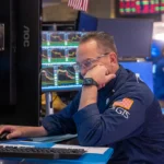 Read more about the article 道指暴跌近900点，标普500创4月以来最大跌幅，因特朗普威胁对中国征收新关税 | AiF 财经日报