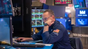 Read more about the article 道指暴跌近900点，标普500创4月以来最大跌幅，因特朗普威胁对中国征收新关税 | AiF 财经日报