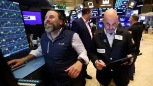 Read more about the article 道指大涨500点，苹果带动美股反弹 | AiF 财经日报