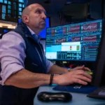 Read more about the article 美股收高，银行信贷担忧与中美贸易紧张情绪缓解 | AiF 财经日报