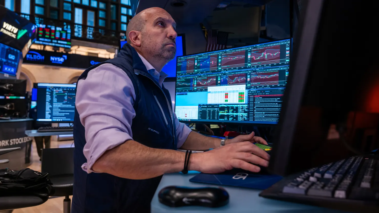 美股收高,银行信贷担忧与中美贸易紧张情绪缓解