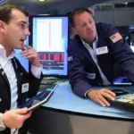 Read more about the article 标普500与纳斯达克创历史新高，华尔街无视美国政府关门 | AiF 财经日报