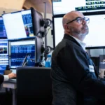 Read more about the article 标普500首次收于6700点上方，投资者押注政府关门时间短暂 | AiF 财经日报