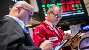 Read more about the article 标普500在震荡交易中收跌，特朗普再度批评中国引发市场回落 | AiF 财经日报