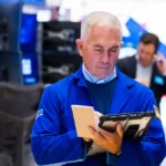 Read more about the article 美股收低，标普500与纳斯达克从历史高位回落 | AiF 财经日报