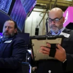 Read more about the article 美股收低，道指跌逾300点，银行业不良贷款担忧升温 | AiF 财经日报