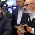 Read more about the article 道指创历史收盘纪录，逼近47,000点，可口可乐与3M业绩强劲提振市场 | AiF 财经日报