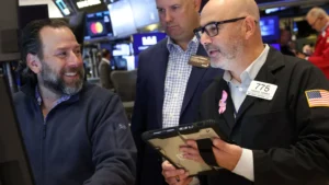 Read more about the article 道指创历史收盘纪录，逼近47,000点，可口可乐与3M业绩强劲提振市场 | AiF 财经日报