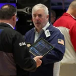 Read more about the article 道指下跌300点，受贸易担忧与企业财报不佳拖累 | AiF 财经日报