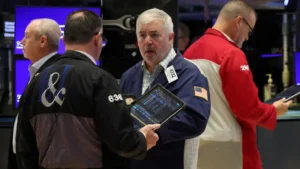 Read more about the article 道指下跌300点，受贸易担忧与企业财报不佳拖累 | AiF 财经日报