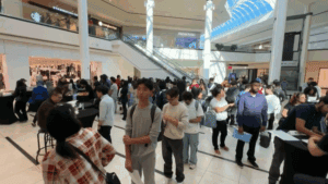 本地大学毕业生失业一年：排队求职场面震撼，就业市场疯狂