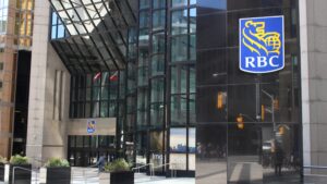 RBC首席执行官麦凯：加拿大经济过度规避风险，必须“走出泡泡膜”