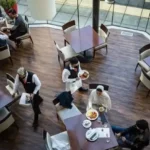 Read more about the article 生活成本暴涨：75% 加拿大人减少外出就餐 餐饮业面临寒冬 | AiF insight