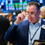 Read more about the article 纳斯达克11月开门红：亚马逊与AI概念股领涨 | AiF 财经日报