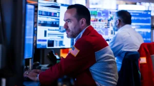 Read more about the article 道指大跌近400点，纳指重挫1.9%，AI概念股再度遭抛售 | AiF 财经日报