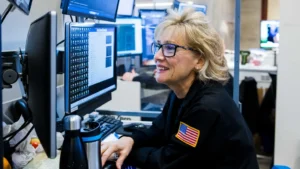 Read more about the article 道指首次收于48,000点上方，政府停摆即将结束提振市场 | AiF 财经日报