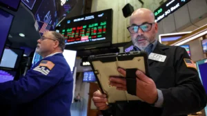 Read more about the article 美股收高，英伟达反弹、终结连跌，投资者等待财报公布​ | AiF 财经日报