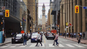 RBC报告分析加拿大财富飙升（CERB、房市），但35岁以下全体面临收入停滞和通胀侵蚀的财务风险。