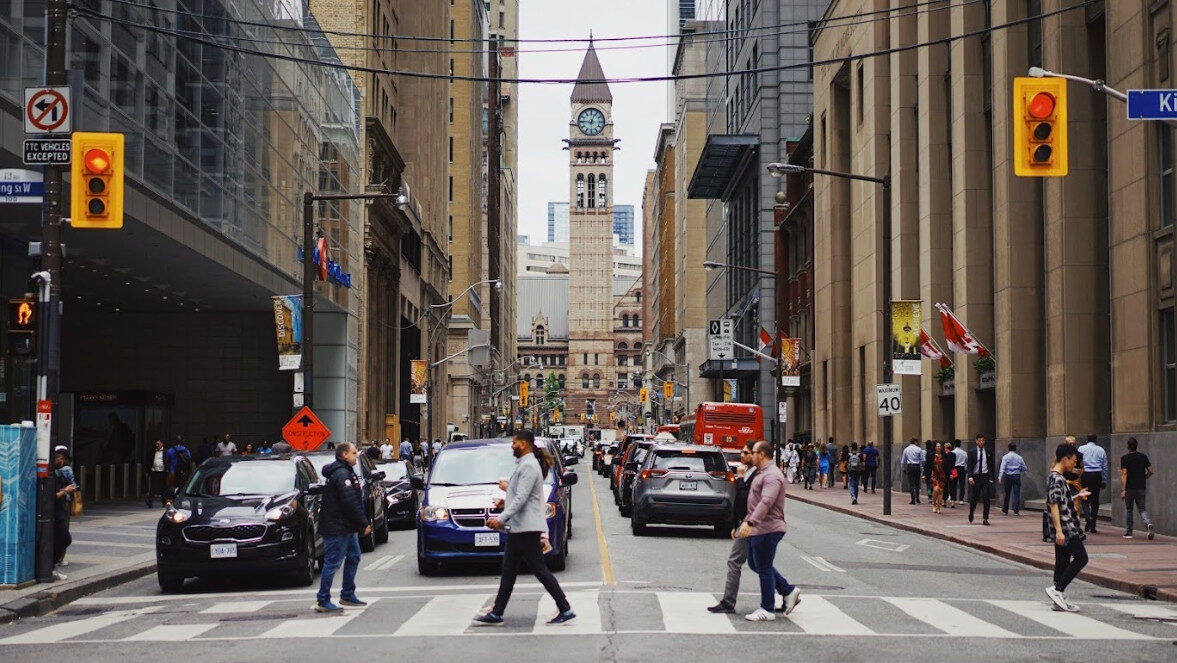 RBC报告分析加拿大财富飙升（CERB、房市），但35岁以下全体面临收入停滞和通胀侵蚀的财务风险。