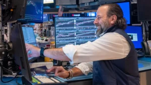 Read more about the article 道指收高400点，ADP就业数据强化美联储降息希望 | AiF 财经日报