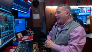 Read more about the article 标普500指数收高，创下四连涨并接近纪录，因通胀数据温和 | AiF 财经日报