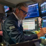 Read more about the article 标普500指数周五自纪录高位回落，因投资者争相逃离AI板块，本周收跌 | AiF 财经日报