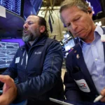 Read more about the article 标普500指数小幅收跌，受AI板块拖累 | AiF 财经日报