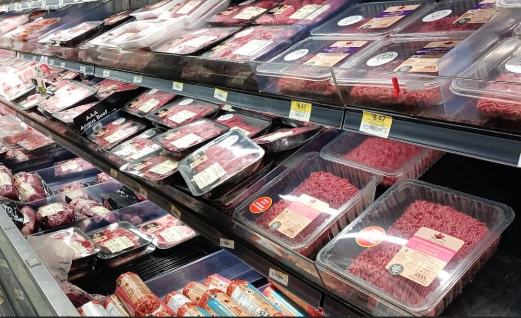 加拿大11月通胀持平2.2%，但菜价仍在飙升：牛肉涨近18%，咖啡贵了三成