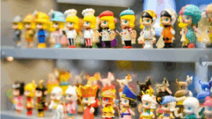 潮玩神话破灭！泡泡玛特四个月市值腰斩