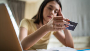 Equifax报告：加拿大非按揭债务拖欠率上升14%，总债务达2.62万亿