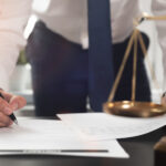 Read more about the article 美国SEC指控对冲基金创始人：270万美元日内交易基金实为庞氏骗局 | AiF insight