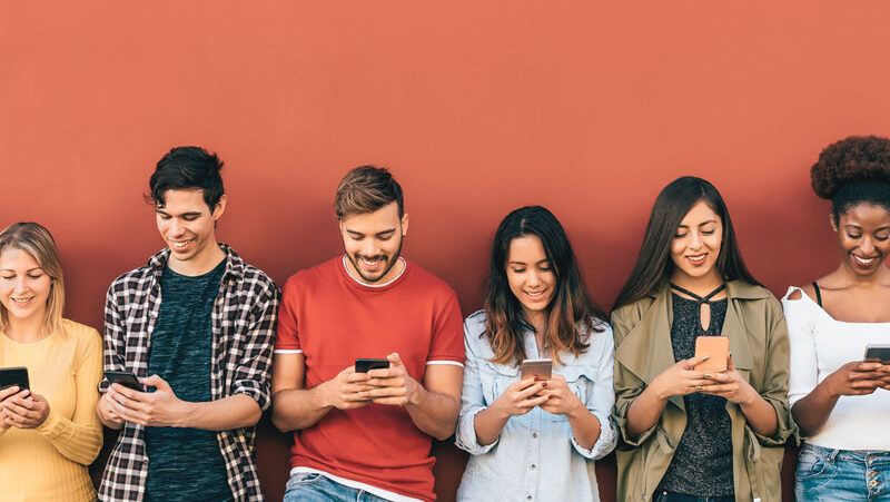 利用这段不确定时期，在年轻客户和潜在客户中发光发热。 在不确定时期，顾问、投资组合经理、保险代理人和规划师获得了在客户和潜在客户面前大放异彩的机会。本文将深入探讨在这段经济动荡时期，您如何更好地服务年轻客户，从而发展和壮大您的业务。 虽然婴儿潮一代（1950-1961年出生）——尤其是该代的男性——一直是许多顾问、代理人和经销商关注的焦点，但财富向下一代的转移是一个巨大的机遇，尤其是在服务不足的加拿大人群体中。 许多年轻的加拿大人习惯于对自己的财务采取 **DIY（自己动手）**的方式。但错误地认为他们不想要专业建议。他们只是希望以不同的方式获得服务。BMO 2022年的年度投资调查发现，Z世代是加拿大最积极追踪财务目标的群体。 代理人和顾问有机会了解婴儿潮一代与继承者之间的差异，并调整其做法，以吸引那些即将继承财富并正在积累自身财富的年轻男性和女性。 超越婴儿潮一代：7个业务增长关键 为了在婴儿潮一代之外实现业务增长，以下七点至关重要： 将每位客户视为独特的个体： 不要想当然地认为您服务婴儿潮一代的方式会吸引年轻一代。有些客户注重目标实现，有些则注重跟踪计划结果。有些年轻客户可能只希望采用混合模式（Hybrid Model），他们只寻求您的部分建议，然后在线上自行追踪进度。找出每个客户的需求，并确保您的公司具备他们期望的技术能力。 理解现金流： 年轻客户的现金流存在相互竞争的需求，这使得理解和监控他们的现金流变得具有挑战性。如果您能帮助他们理清如何优先处理现金流入和流出，将是一种有价值的服务。关于储蓄买房、子女教育或退休，以及偿还债务之间的权衡是常见问题。 定制联络方式： 年轻人对面对面和正式的联络方式感到不适。请弄清楚他们希望多久见面一次、以何种方式见面。他们是否期待在会前收到议程？注意：使用经销商电子邮件系统以外的方式（如短信或非合规聊天软件）进行沟通是不被允许的。 对涉及个人信息的提问保持耐心： 考虑到现代数据安全问题，年轻客户往往天生比较注重隐私。不要催促他们分享个人情况，否则他们可能会转向自动化或机器人顾问。重要的是教育他们您需要这些信息的原因，并在他们准备好时，向他们提问大量的“重要问题”（Big Fat Questions），然后耐心等待他们思考。 循序渐进地教育他们： 在客户现有知识的基础上，慢慢教导他们做出更明智、更好的决定所需了解的知识。随着他们对财务计划复杂性了解的加深，成为他们的重要资源。 重视他们： 不要因为他们的账户现在规模较小，就认为应该由初级顾问服务。一个有抱负的人很可能是在为未来寻找一位长期顾问。如果他们的需求得不到满足，他们不会长期留下来。在与客户的长期博弈中，为他们提供适当的服务。 法律法规对所有顾问的要求是一致的，无论账户大小。 无利益冲突地提供建议： 强调您提供的建议不受您的薪酬影响，这一点是年轻人非常警惕的。如果您的客户明白您是完全以他们的最佳利益为出发点提供建议，他们将在长期内为您带来转介，并增加在您这里的资金份额。 个人实例：聚焦客户最大担忧 作者分享了亲身经历：在金融危机后，尽管付清房贷对顾问的利益不利，但他的顾问仍帮助他制定了快速偿还房贷的计划，解决了其“背负债务”的最大担忧。这让他认识到顾问是真正的合作伙伴。 不要浪费这个不确定的时期。 始终如一地沟通以确定每位客户的独特需求，认真倾听，相应地调整提供服务的频率和方法，并始终以每位客户的独特最佳利益行事。