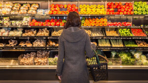 钱包要瘪！报告警示：2026年加拿大四口之家食品账单暴涨近1000加元