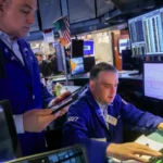 Read more about the article 道指下跌逾 450 点，标普 500 从历史高位回落 | AiF 财经日报