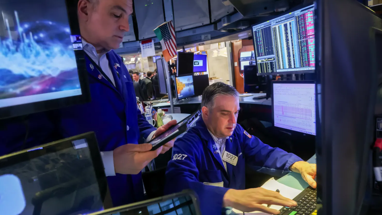 道指下跌逾 450 点，标普 500 从历史高位回落