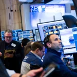 Read more about the article 特朗普频繁发声引发关注，标普 500 指数周五几乎持平，全周录得下跌 | AiF 财经日报