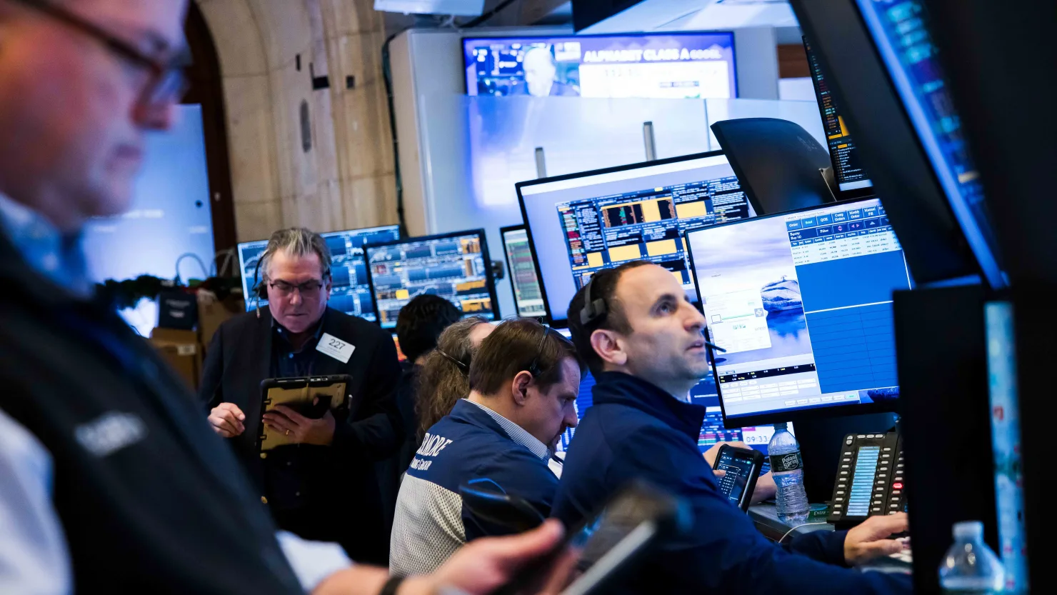 特朗普频繁发声引发关注，标普 500 指数周五几乎持平，全周录得下跌