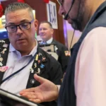 Read more about the article 标普 500 周五几乎持平收官，但在剧烈波动中连续第二周下跌 | AiF 财经日报