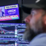 Read more about the article 标普 500 一度突破 7,000 点后回落，收盘基本持平；美联储维持利率不变 | AiF 财经日报