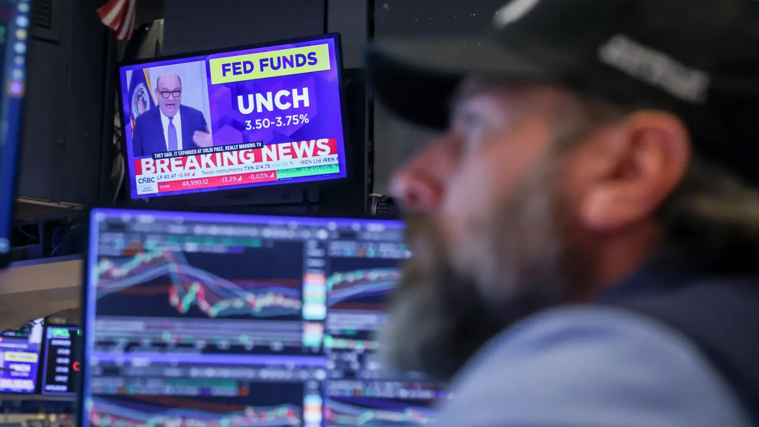 标普 500 一度突破 7,000 点后回落，收盘基本持平；美联储维持利率不变