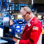 Read more about the article 标普500连续第三天下跌，投机性白银交易退潮，但月度仍收涨 | AiF 财经日报