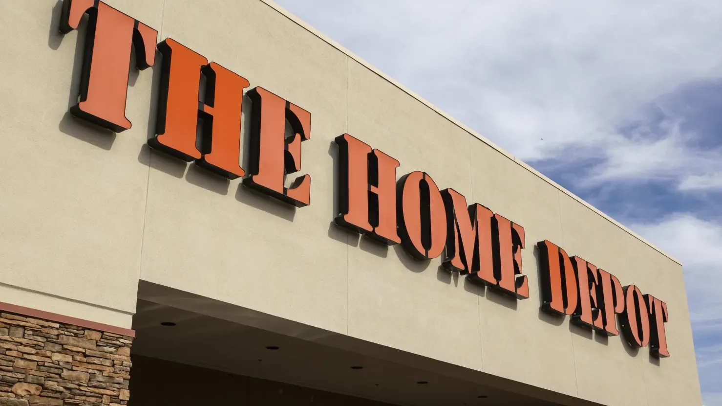 Home Depot 裁员 800 人并收紧远程办公，企业员工全面回归办公室
