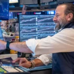 Read more about the article 芯片股与银行股走强，美股周四收高 | AiF 财经日报