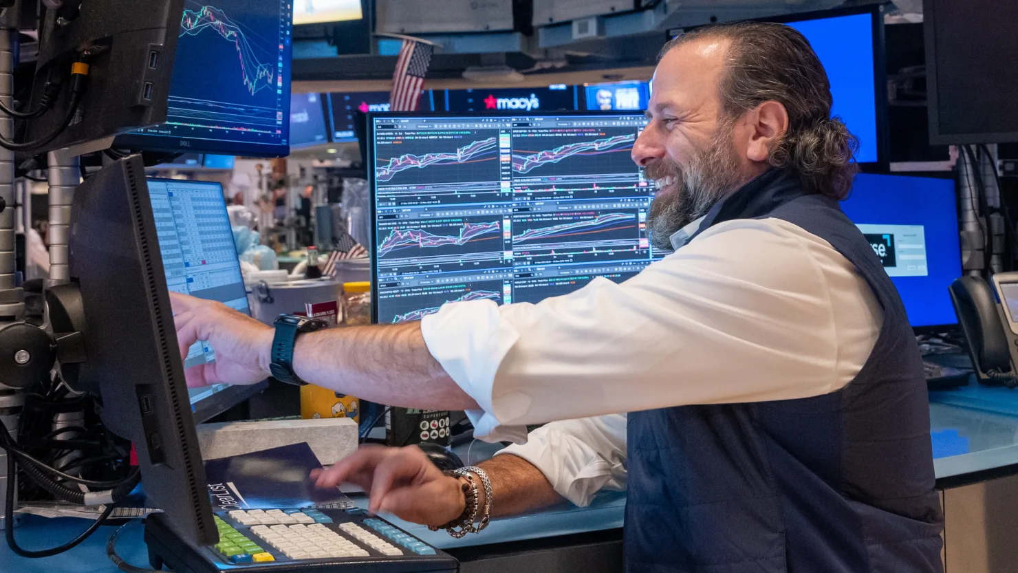 芯片股与银行股走强，美股周四收高