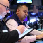 Read more about the article 标普 500 连续第二日下跌，科技股遭抛售，美国银行财报后走低 | AiF 财经日报