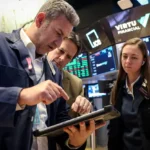 Read more about the article 标普 500 周二收于历史新高，科技巨头集体上涨 | AiF 财经日报