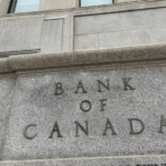 Read more about the article 加拿大公共部门裁员加速：央行裁10%、高管离职，统计局启动850岗位削减 | AiF insight