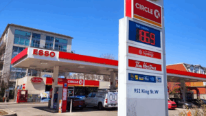 “隐形碳税”引争议：清洁燃料法规或推高加拿大油价，未来仍有上涨压力