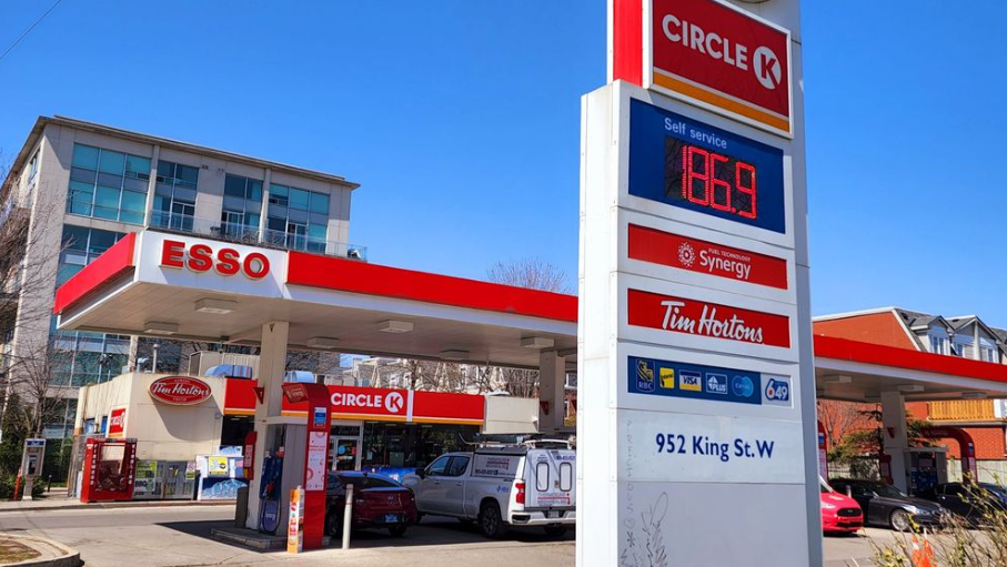 “隐形碳税”引争议：清洁燃料法规或推高加拿大油价，未来仍有上涨压力