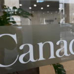 Read more about the article 加拿大联邦政府裁员全面启动：1.8 万公务员收到调整通知 | AiF insight